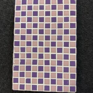 Workshop-borrelplank-van-mozaiek-met-pootjes-staanders